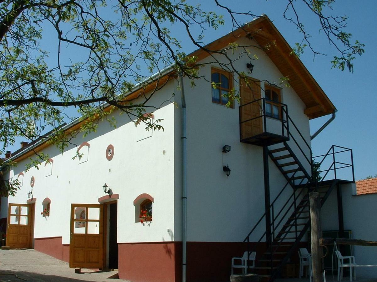 Nyerges Lovasudvar Cserepfalu Esterno foto